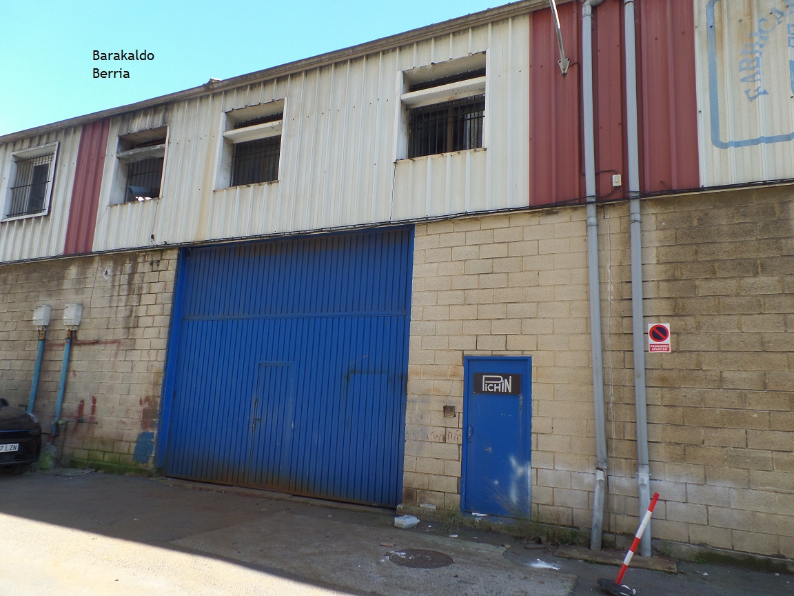 Nave con gran potencial en Calle Zubileta: Ideal para inversión y reforma.