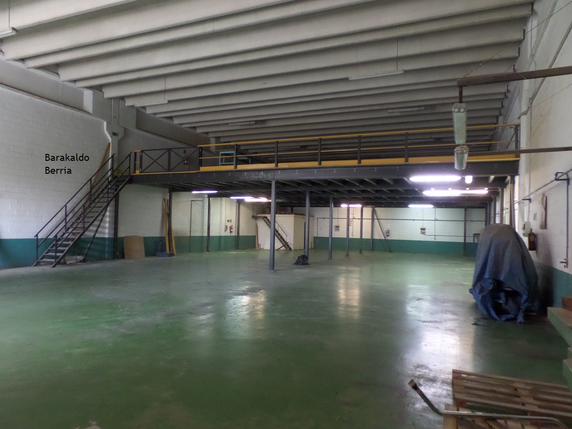 Nave de 600 m² en primera línea de la A-8 - Polígono Ibarzaharra
