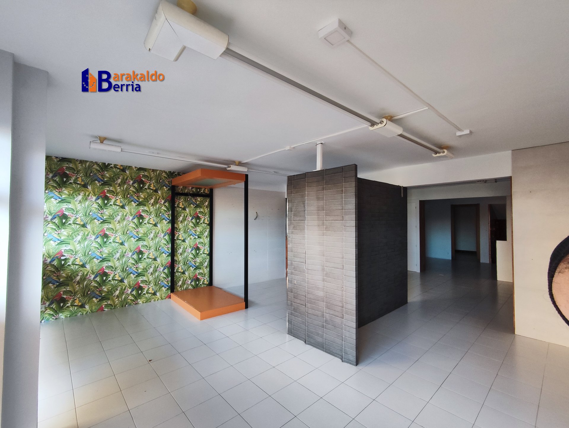 Local comercial de 240 m² con amplios escaparates junto a la Gran Vía de Sestao