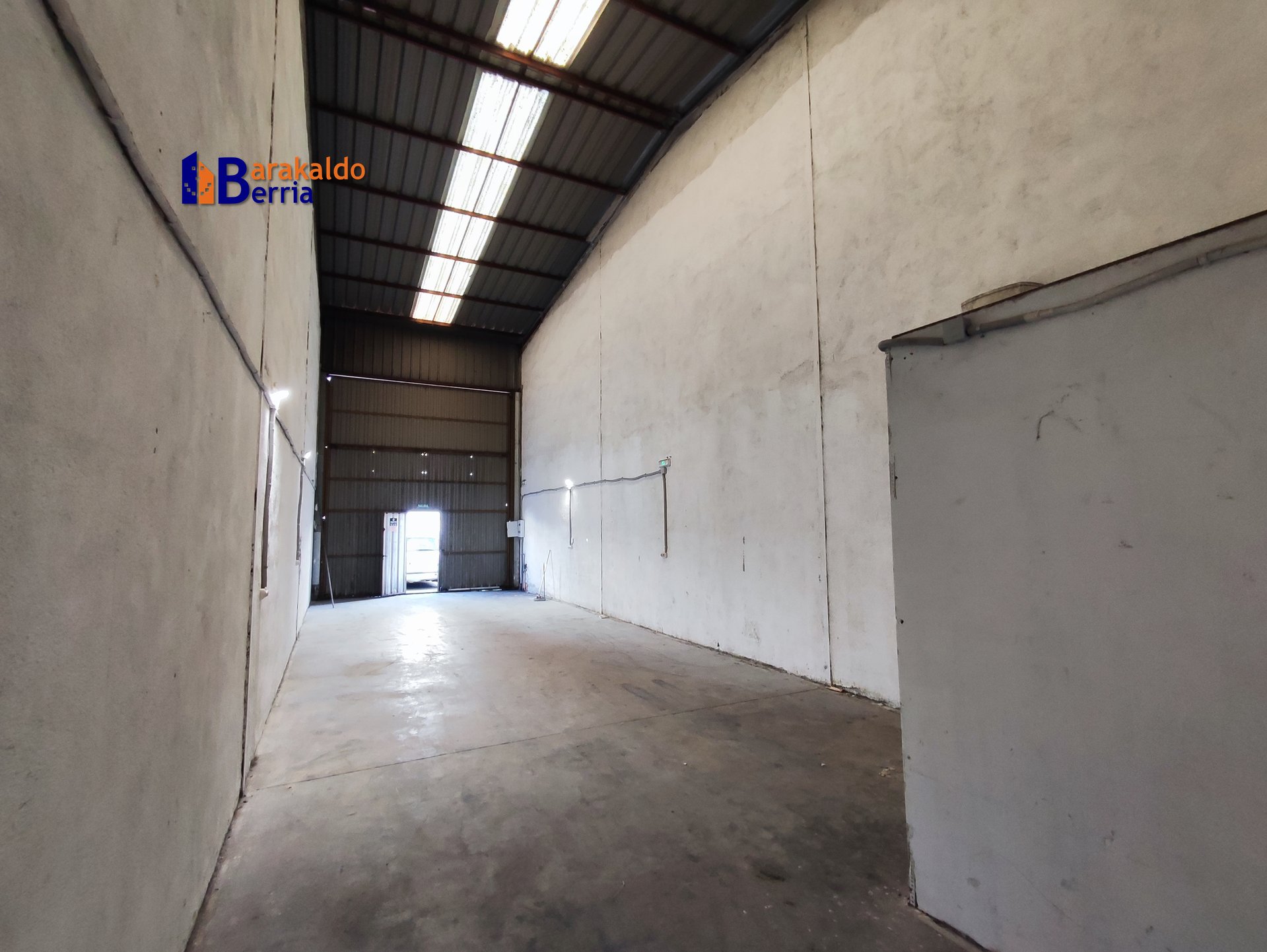 Nave de 80 m² con gran altura en Polígono Aurrera