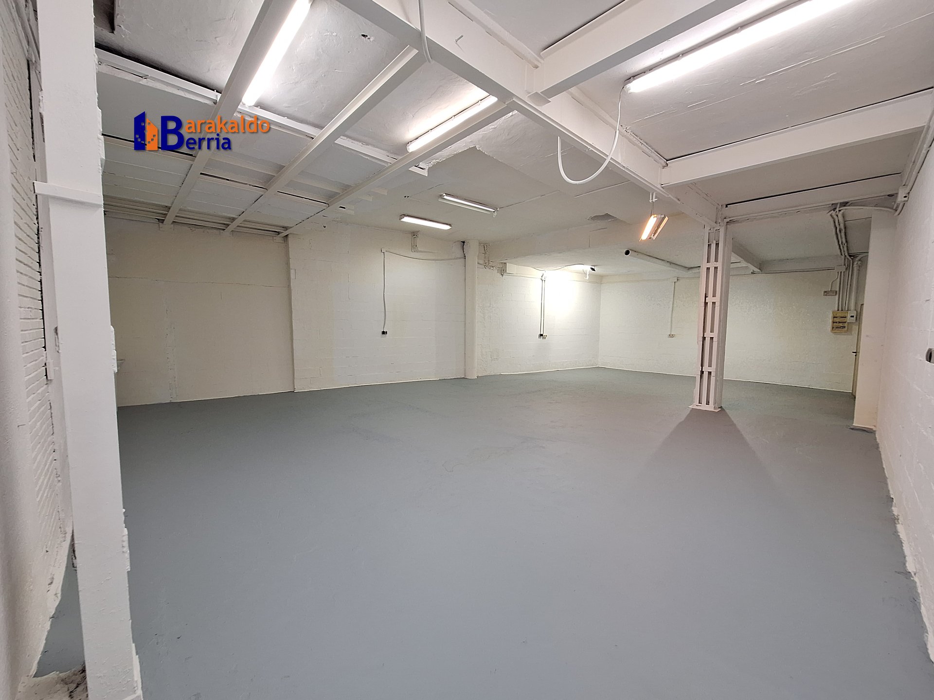 NAVE de 120 m² con SALIDA de HUMOS a 2 min de la A8.