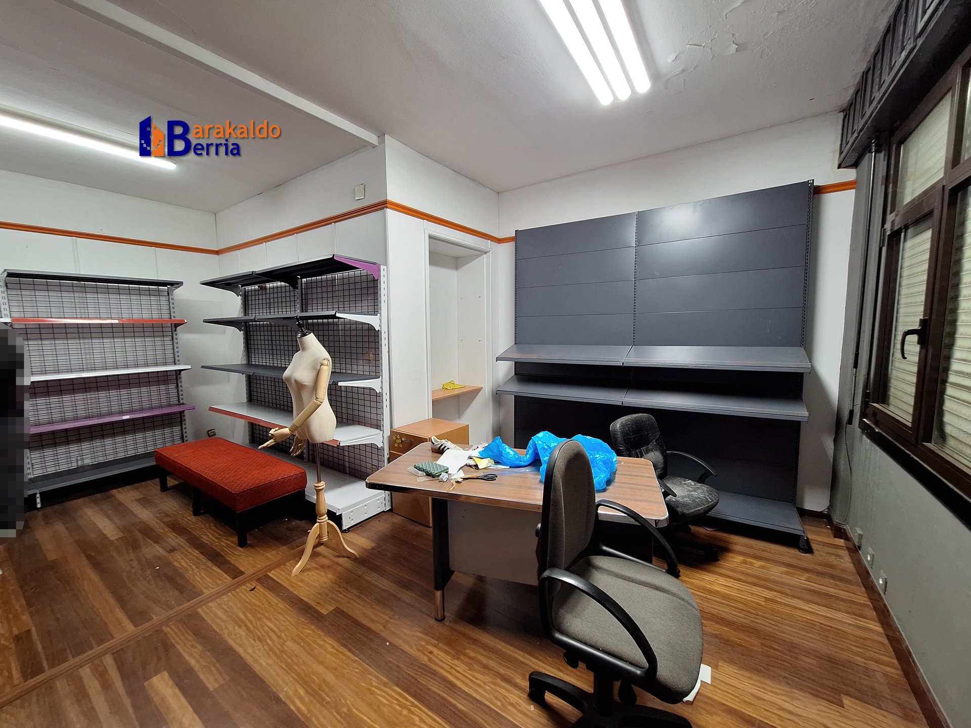 Despacho LUMINOSO y TRANQUILO: Con aseo propio y espacio para moto/bici.