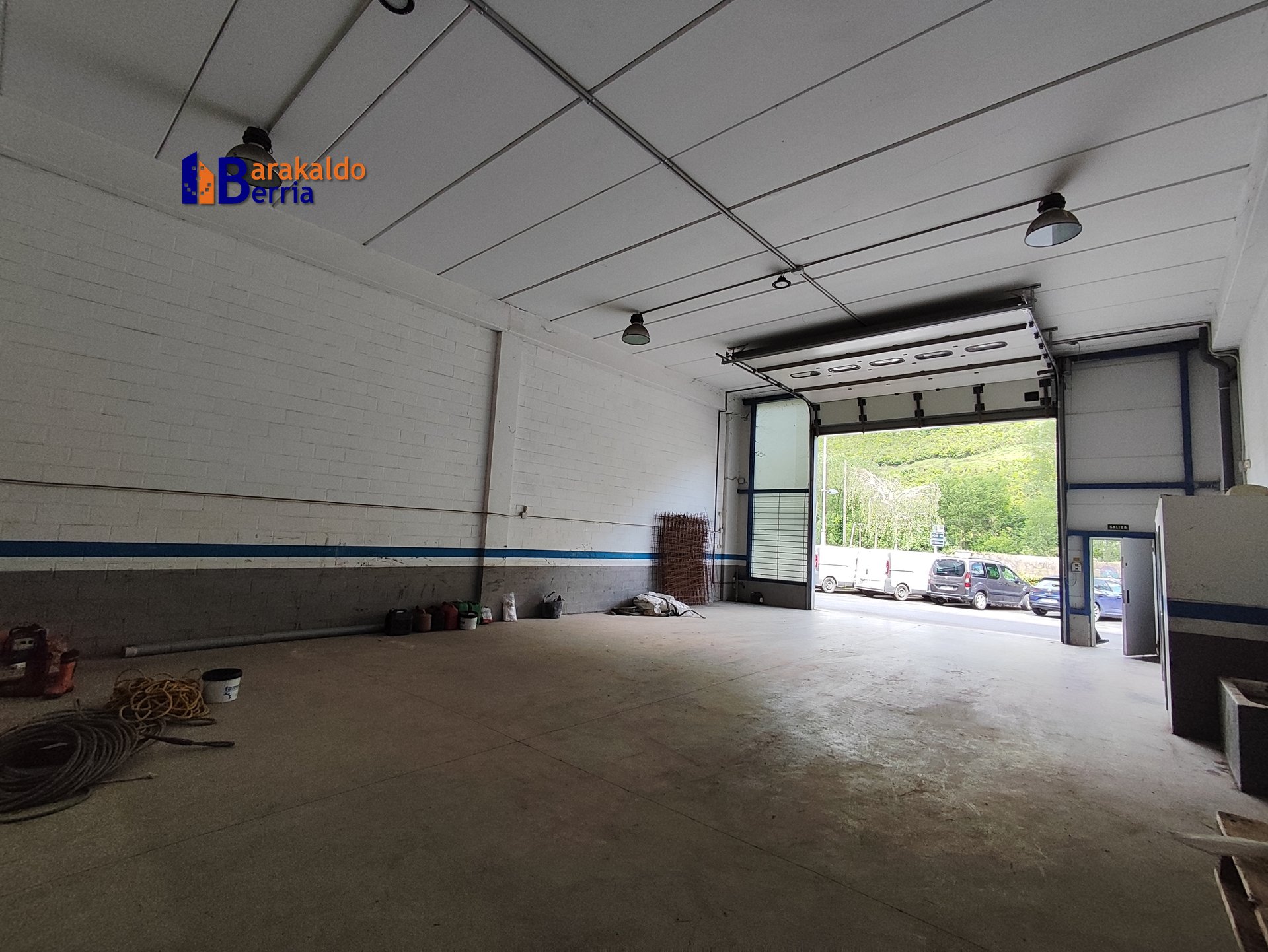 Nave industrial de RECIENTE CONSTRUCCIÓN de 388 m² a la entrada de Alonsotegi.