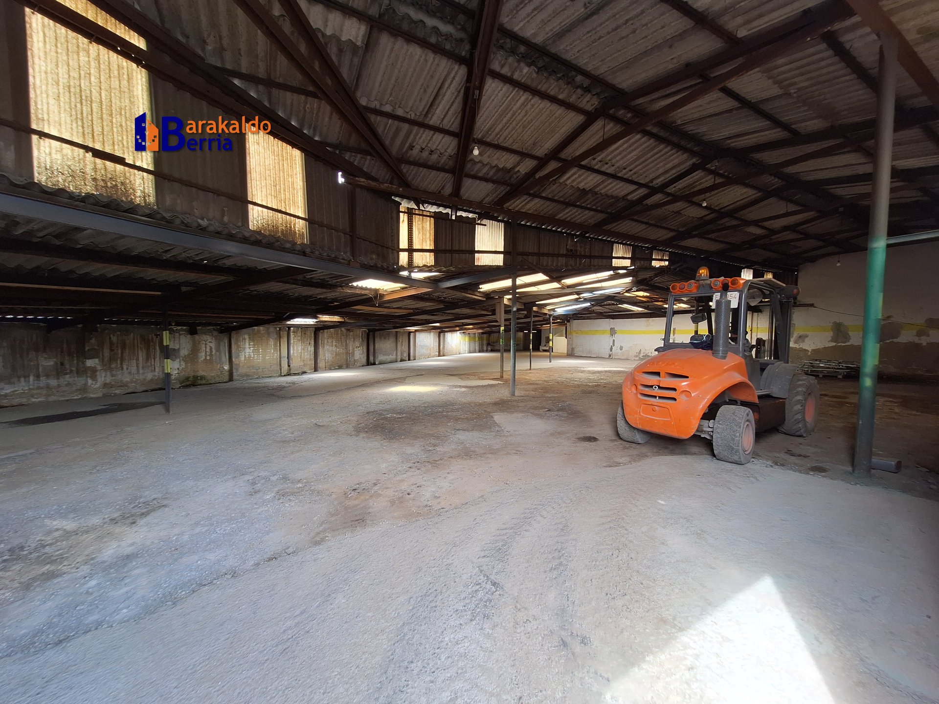 LOTE de TRES NAVES con PLAYA PRIVADA en ALQUILER en Erandio