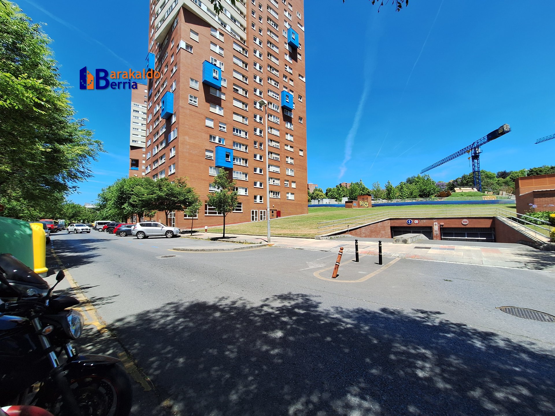 Plaza y trastero contiguos en ALQUILER en Las Torres de Barakaldo.
