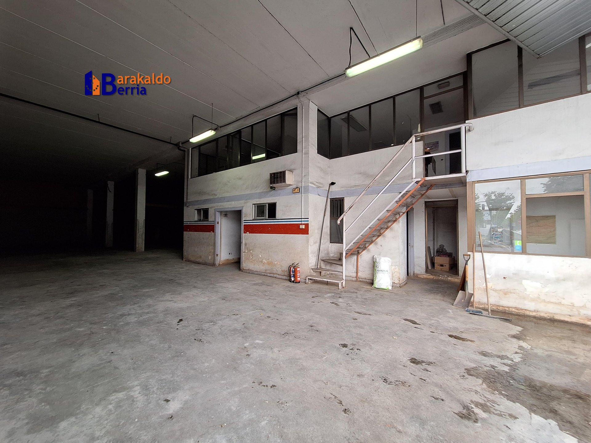 Nave de 345m² con PARKING PRIVADO en ALQUILER en Trapagaran