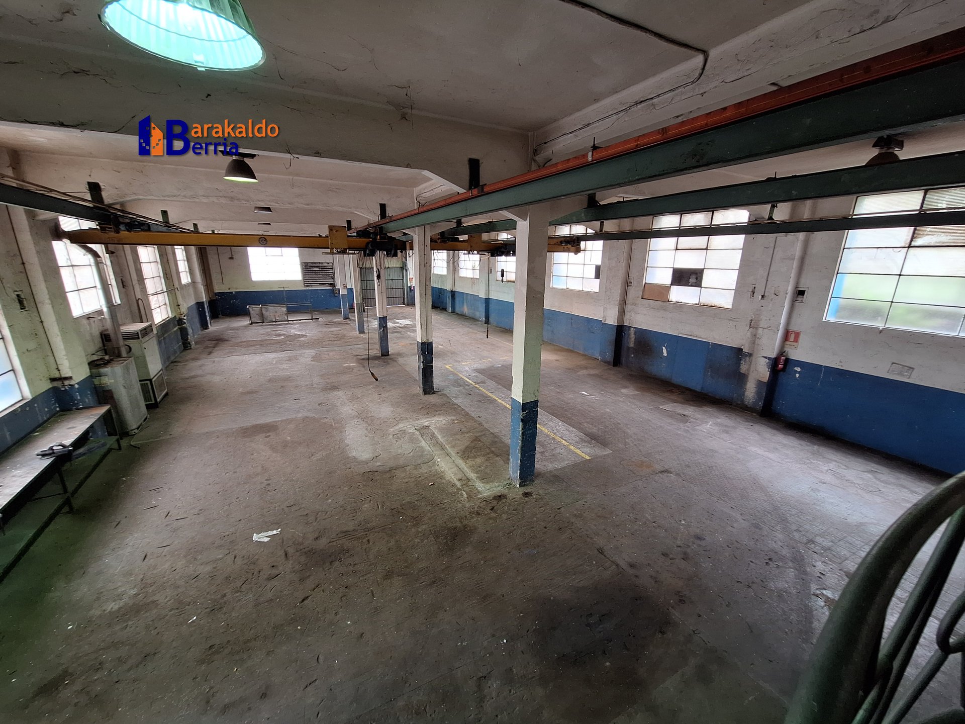 VENTA de pabellón industrial con PLAYA PRIVADA y 2 grúas puente en SONDIKA